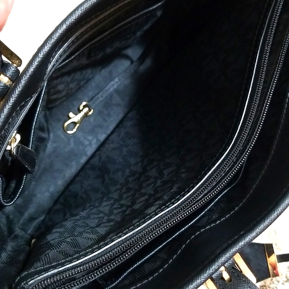 Michael Kors jet set large tote in black w/gold accents - Picture 8 of 14